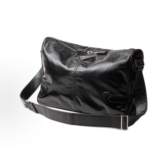 PRADA enamel metal triangular logo zipper opening and closing single-shoulder crossbody bag, regular men\'s black style